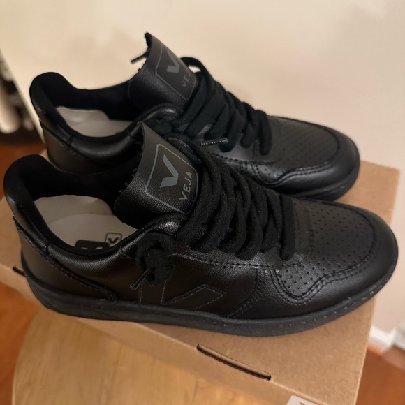 VEJA V-10 VEGAN - Picture 1 of 3